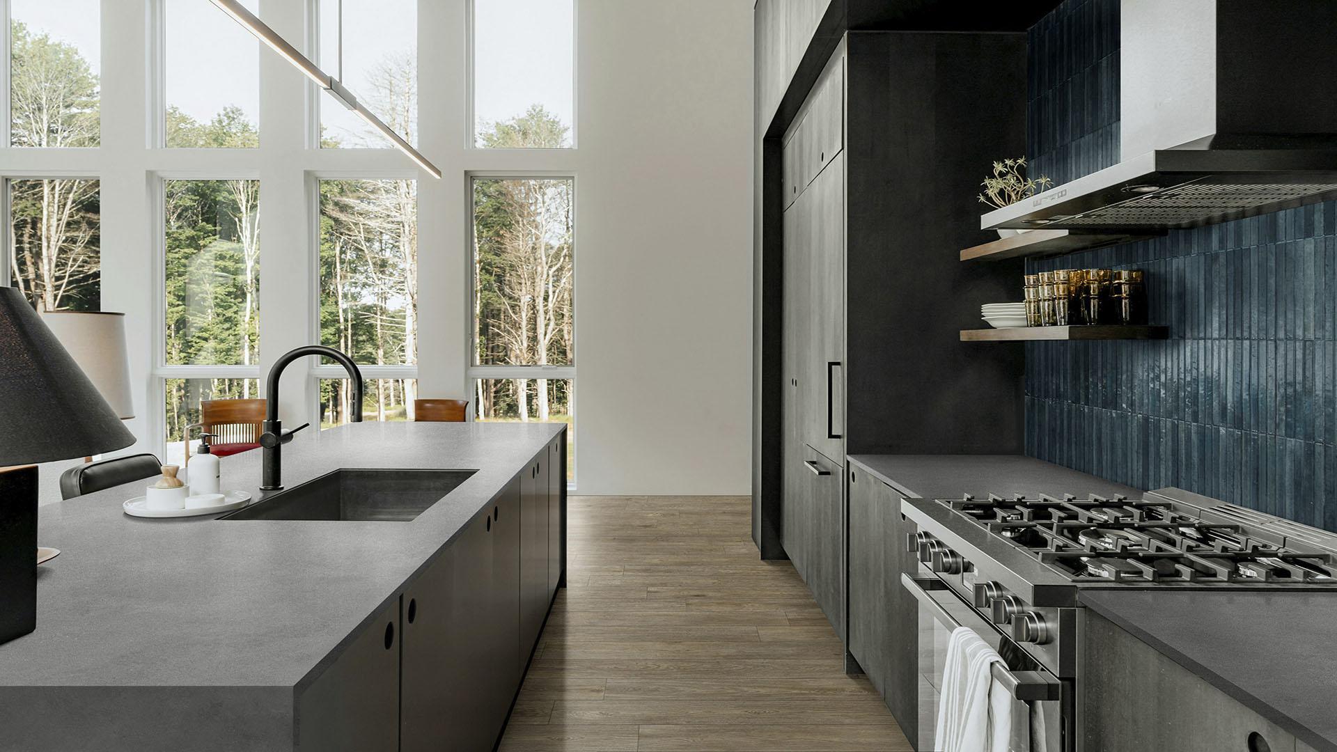 Look 6x24 cm flis i sjøgrønn farge over kjøkkenbenk