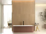 Woodline Oak som fondvegg bak badekar