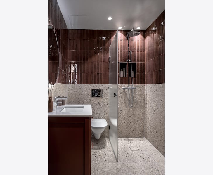 Pigalle 6x25 cm i fargen grape øverste halvdel av baderomsvegg sammen med Umbria nederst på vegg og gulv