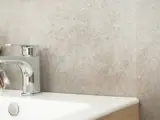 Cortina flis med betonglook og et hint av terrazzo bak baderomsinnredning