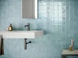 Casablanca 10x10 cm i fargen aqua på baderomsvegg